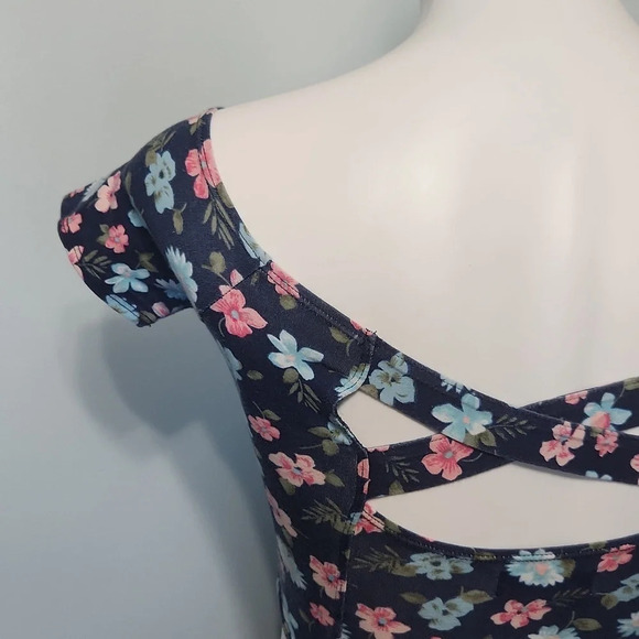 FINAL SALE Hollister Navy floral crop top - Picture 8 of 13
